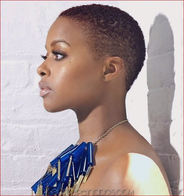20 deslumbrantes peinados afro rizados cortos para mujeres