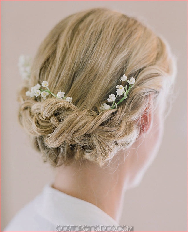30 elegantes y elegantes peinados de boda con flores