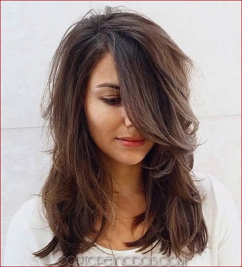 30 peinados medianos con capas para las mujeres