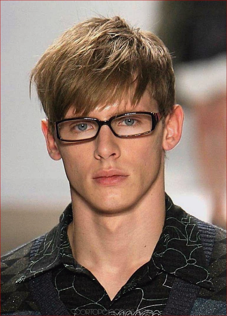 22 peinados de hombres con gafas para lucir frescos y elegantes