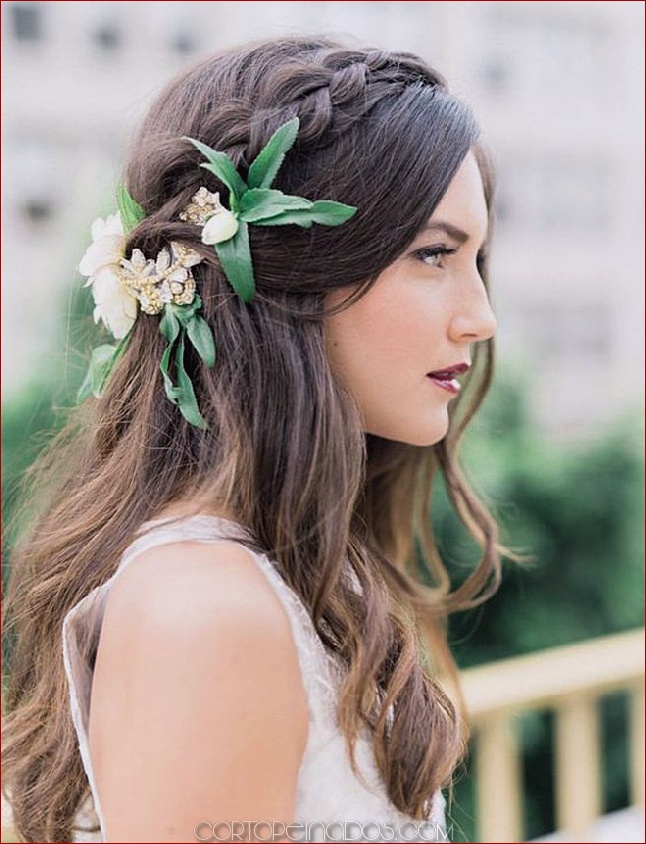 30 elegantes y elegantes peinados de boda con flores