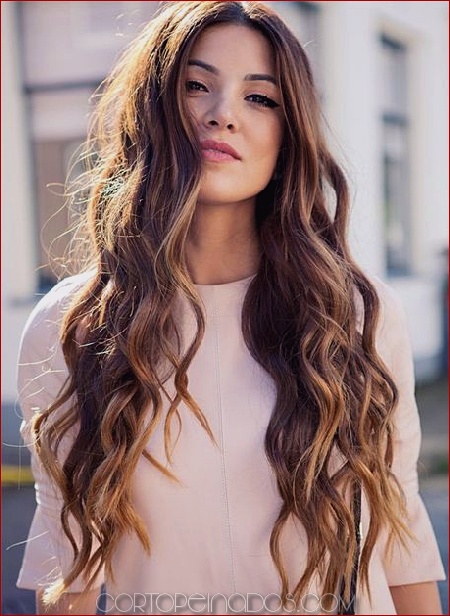 20 peinados ondulados largos más hermosos para inspirarte