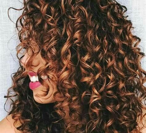 Colores de pelo ideales para cabello rizado