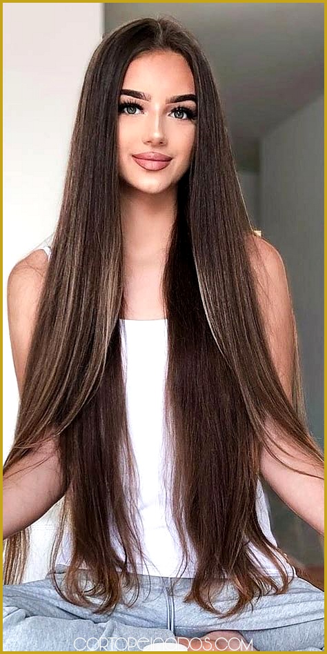 Inspírate con estos peinados de famosas con cabello largo