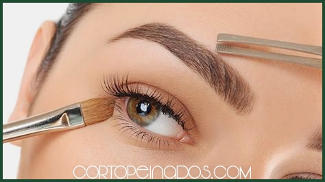 Looks de maquillaje que complementan un peinado pixie