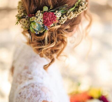 Peinados de boda con flores naturales para una novia campestre