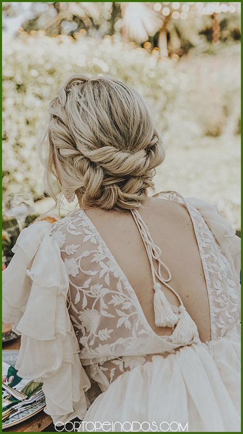Peinados de boda con trenzas para novias bohemias