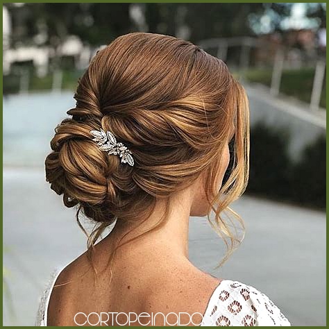 Peinados de boda para novias con cabello rizado