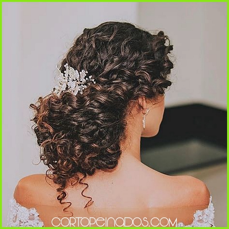 Peinados de boda para novias con cabello rizado