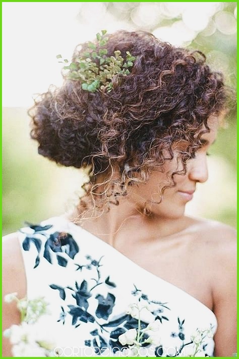 Peinados de boda para novias con cabello rizado