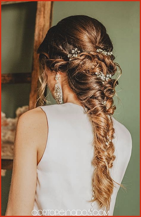 Peinados de boda para novias con cabello rizado