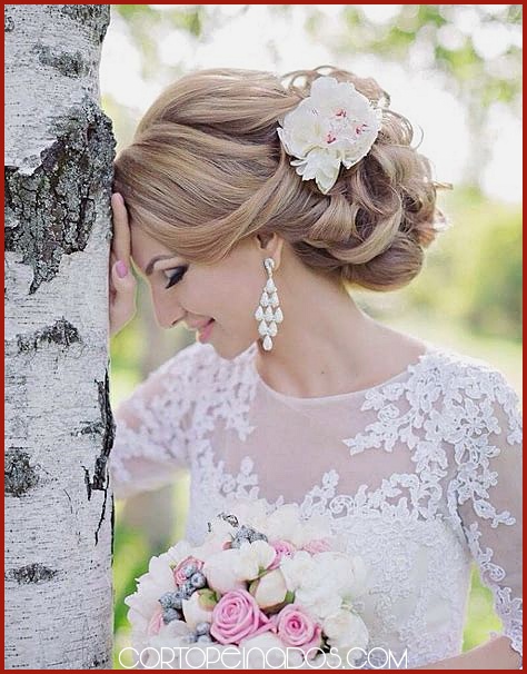 Peinados de boda para novias con cabello rizado