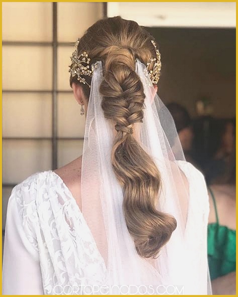 Peinados de boda para novias con velo o tocado