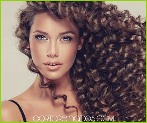 Peinados de celebridades para mujeres de cabello rizado