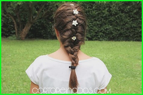 Peinados de Trenza con Accesorios: Originalidad y Elegancia